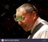 veteran-welsh-snooker-player-ray-reardon-entertains-the-crowd-at-a-D8JT45.jpg